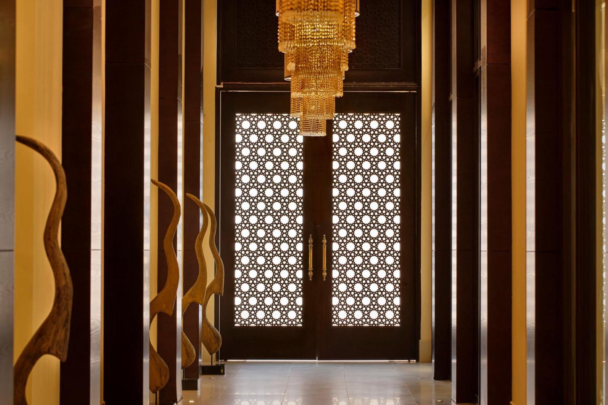 เดอะ ริตซ์-คาร์ลตัน ราส อัล คัยมะฮ์ อัล ฮัมรา บีช Hotel ราสอัลไคมาห์ ภายนอก รูปภาพ The interior of the hotel